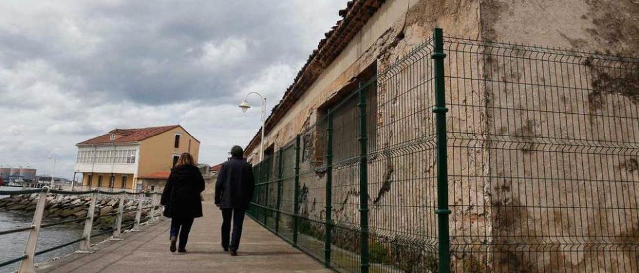 Los antiguos astilleros de San Juan de Nieva, a la derecha.