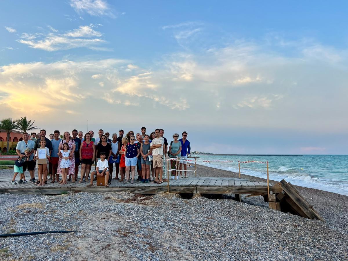 Miembros de la asociación vecinal Platja d’Almenara, de nueva creación, constituida para defender los intereses del litoral.