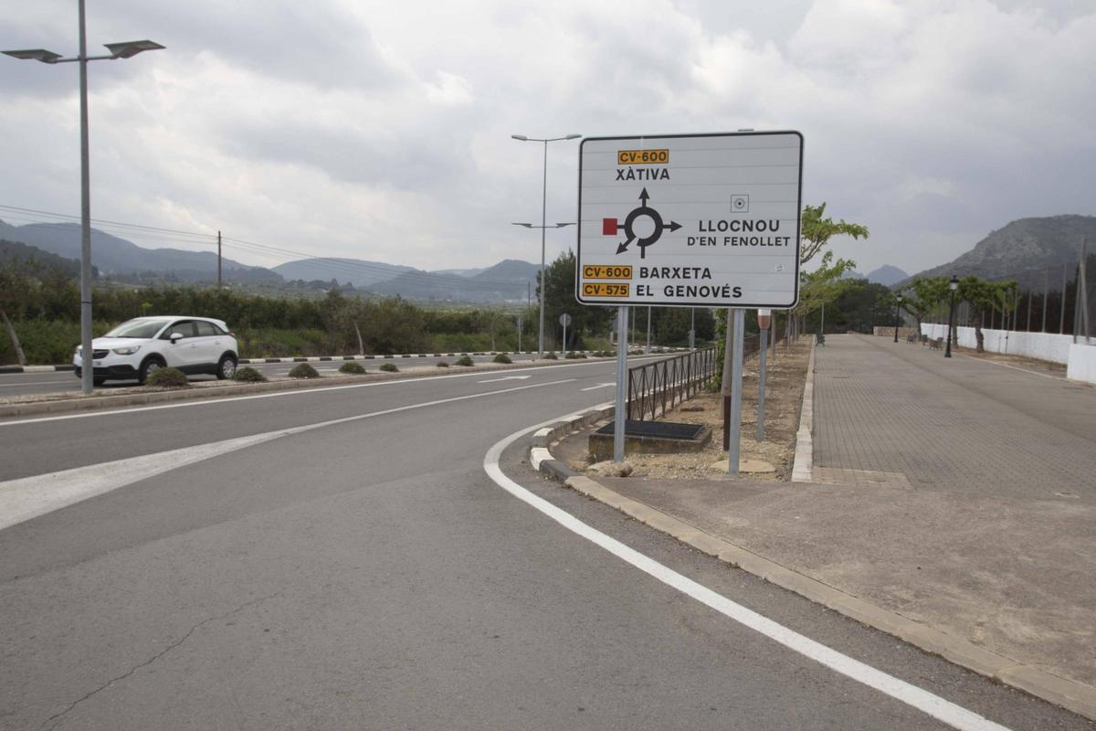 Carretera CV-600 en Llocnou d'en Fenollet, donde se ejecutará la remodelación del acceso al pueblo.