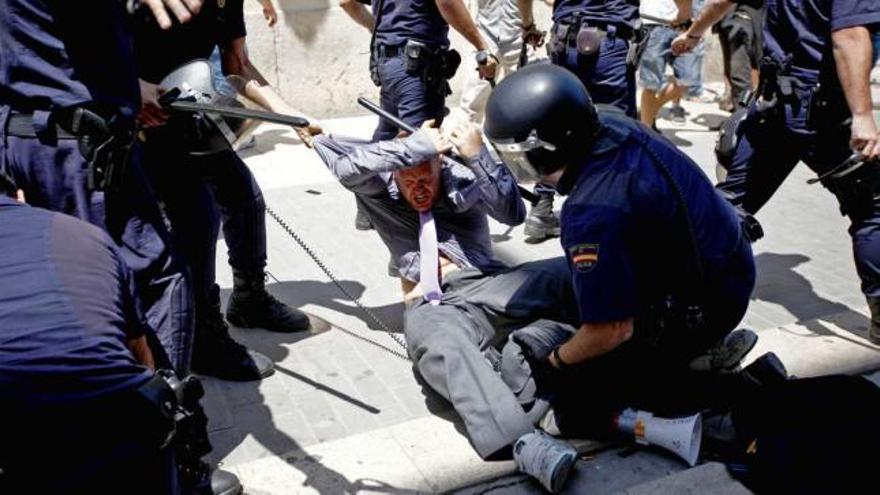 La nueva legislatura de las Cortes arranca con una carga policial contra los indignados