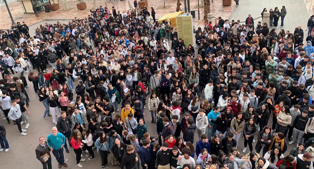 Part dels participants de la Valencianada del curs passat, a la plaça de l’Ajuntament de València.  | LEVANTE-EMV