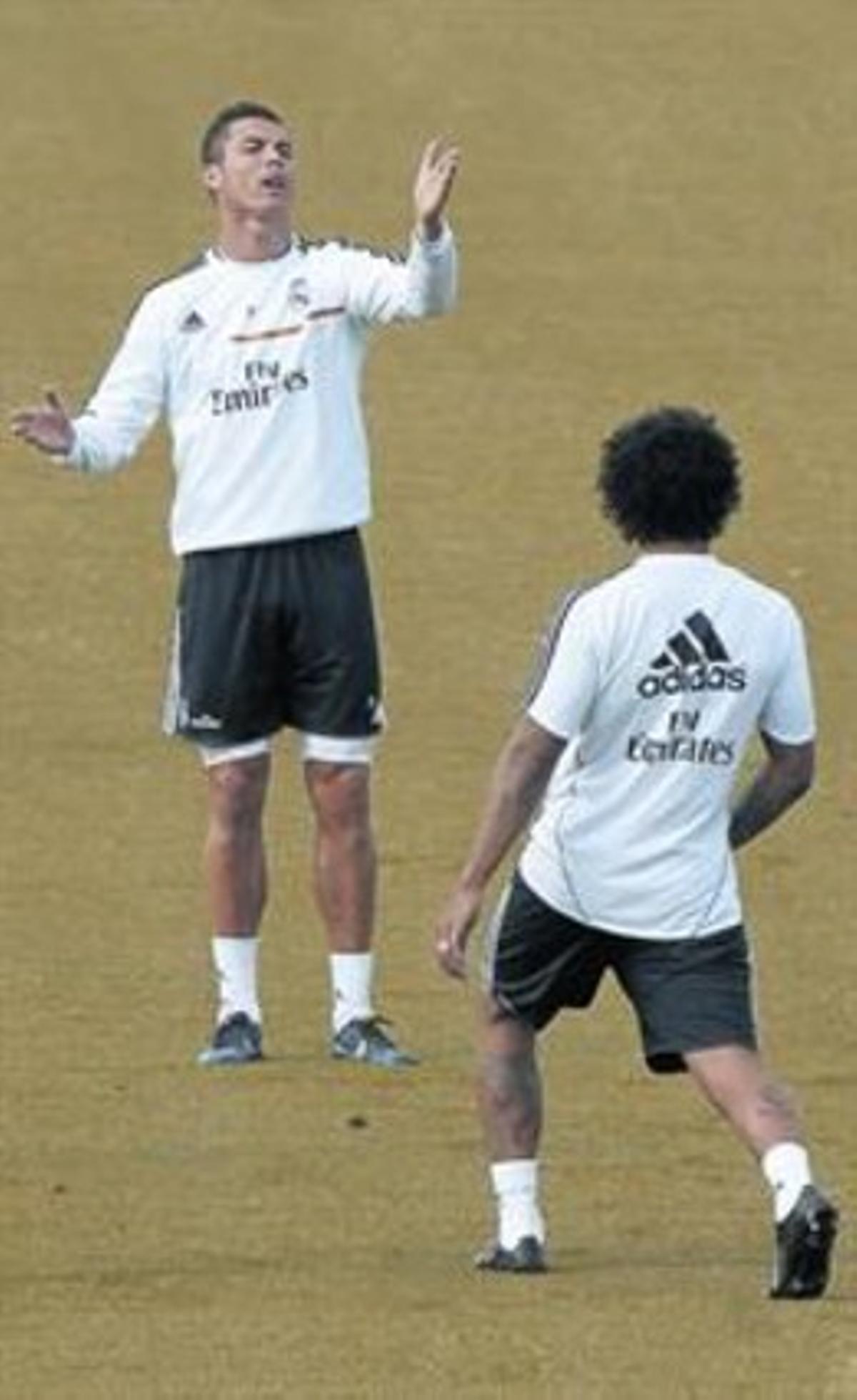 Cristiano discuteix amb un company davant Marcelo, ahir a Valdebebas. Cristiano discuteix amb un company davant Marcelo, ahir a Valdebebas.