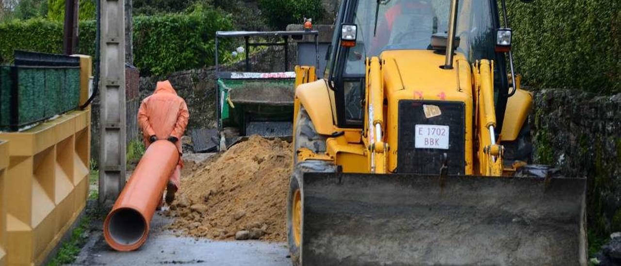 La empresa trabajaba ayer en la canalización de aguas pluviales al Bouzós. // G.Núñez