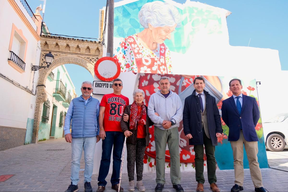 El alcalde, miembros de la Corporación municipal y vecinos del Cerro, ante el nuevo mural artístico de Cabra.