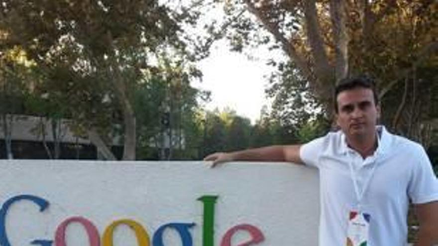 El alicantino Daniel del Valle, en la sede de Google.