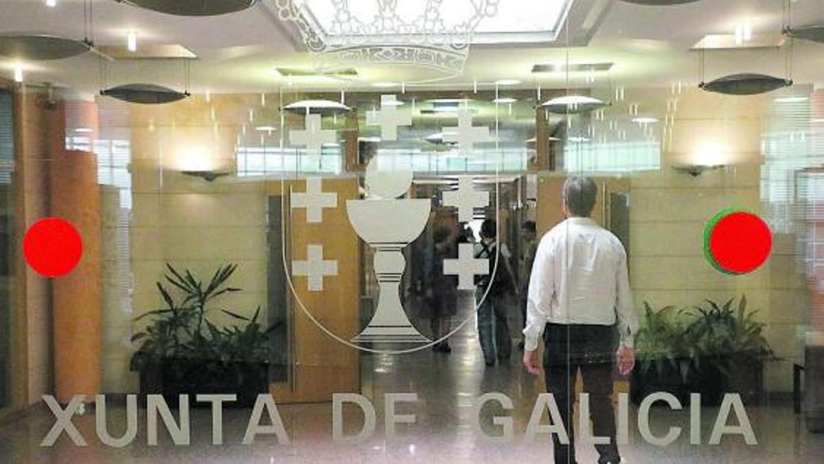Una de las entradas de la sede central de la Xunta en Santiago de Compostela. |   // XOÁN ÁLVAREZ