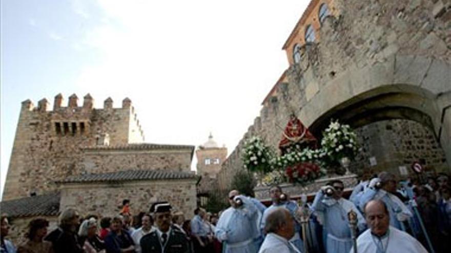 Multitudinaria despedida a la Virgen de la Montaña en su regreso al santuario