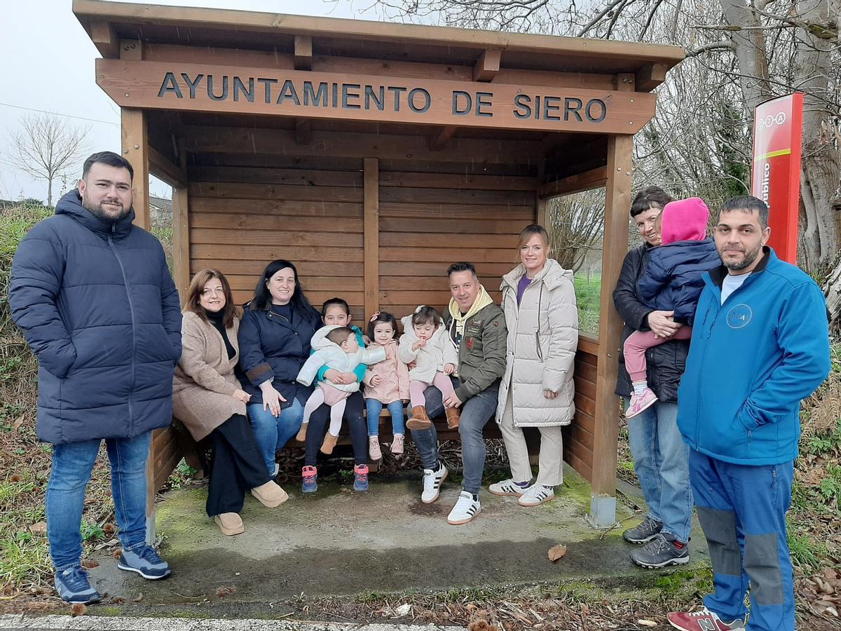 Por la izquierda, Alejandro Arroyo, Raquel Rodríguez, Amparo Díaz, Alma Díaz, Carmen Arroyo, Martina Arroyo, Gala Hevia, José Enrique Hevia, Sheila García, Irene Roces, Mar Agra e  Isaac Iglesias, en Negales