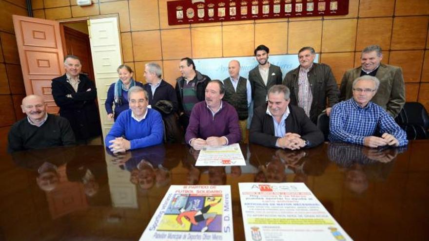 Carlos Muñiz, Alberto de la Fuente, Aníbal Vázquez y Sabino Argüelles, junto a miembros de Amicos y la peña sportinguista.