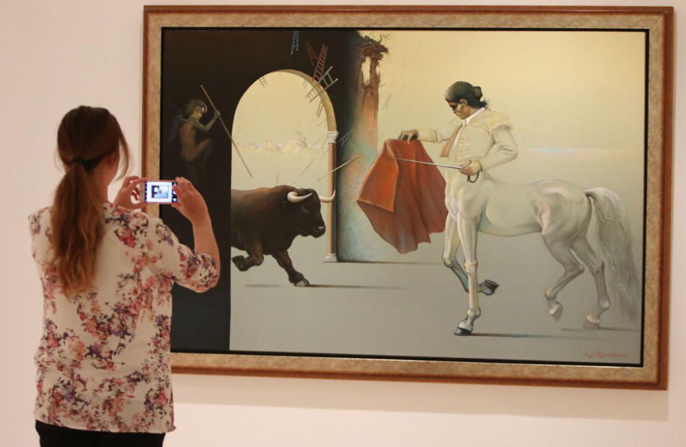 El artista búlgaro residente en Benalmádena protagoniza la exposición 'Mística' en las salas de la Coracha, compuesta por 147 piezas, entre dibujos, pinturas, grabados y esculturas