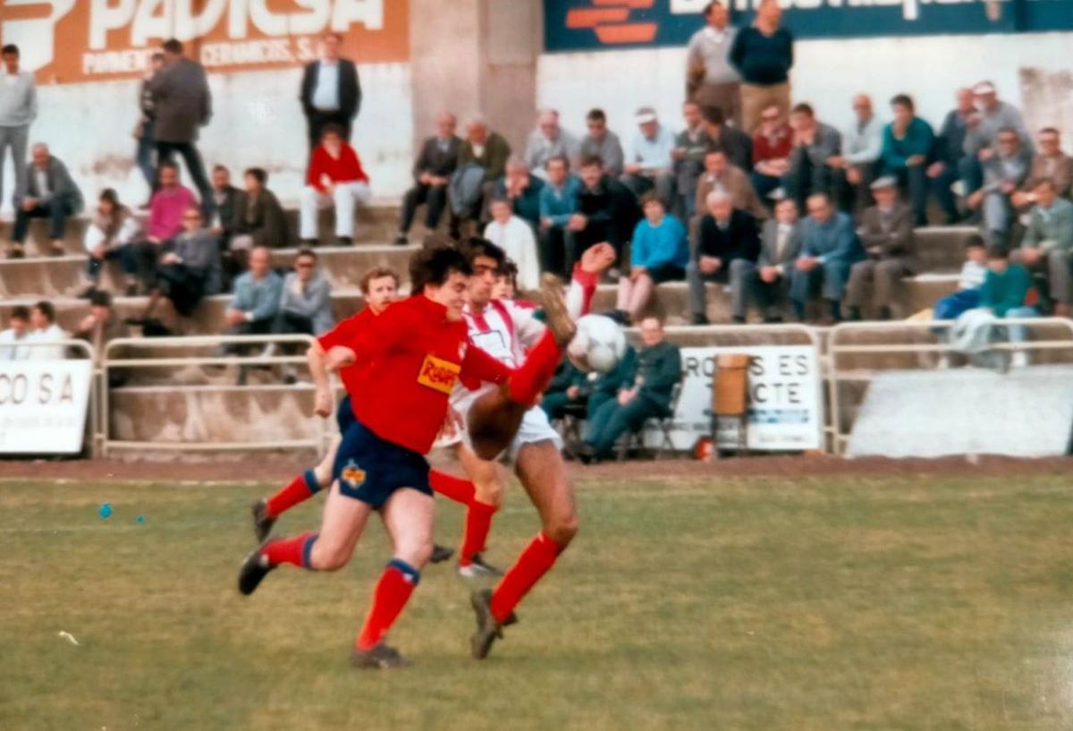 Eudald Capdevila lluita per una pilota durant un partit amb l'Olot (1987-91)
