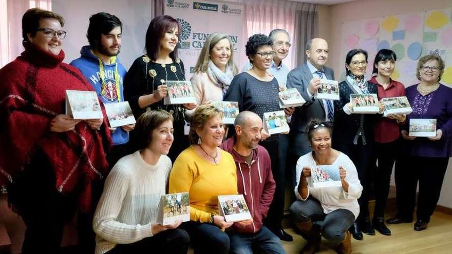 Los protagonistas del calendario (la mayoría mujeres), con miembros de la Asociación contra el Cáncer y de la Fundación Científica Caja Rural de Zamora.