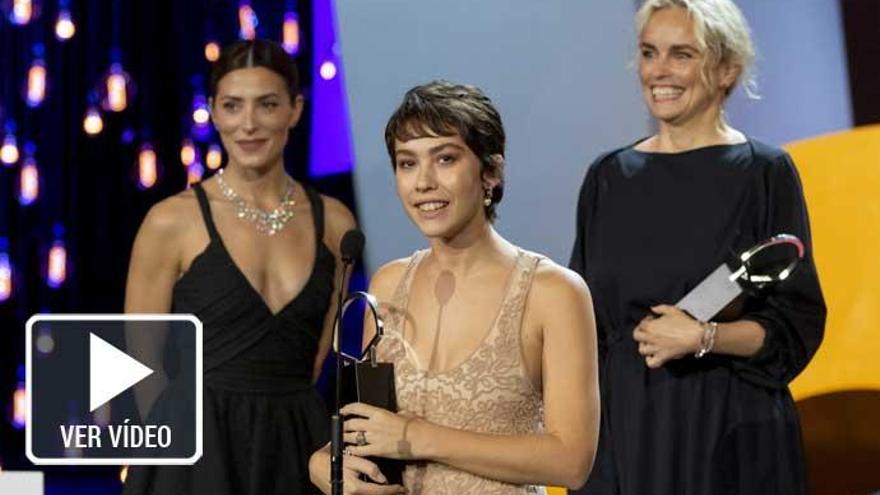 Greta Fernández, con su premio.