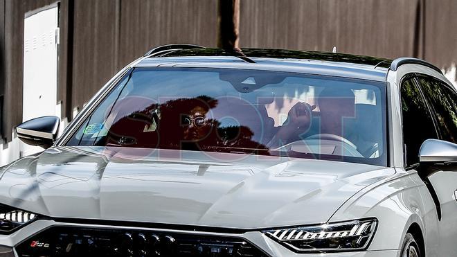 Neto entrando con su coche en casa de Messi