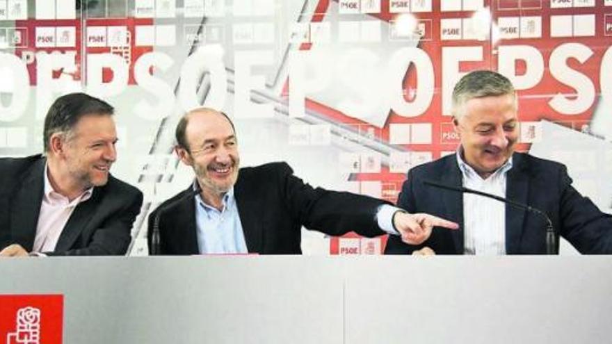 Por la izquierda, el secretario de organización del PSOE, Marcelino Iglesias, Alfredo Pérez Rubalcaba y el vicesecretario general socialista, José Blanco.