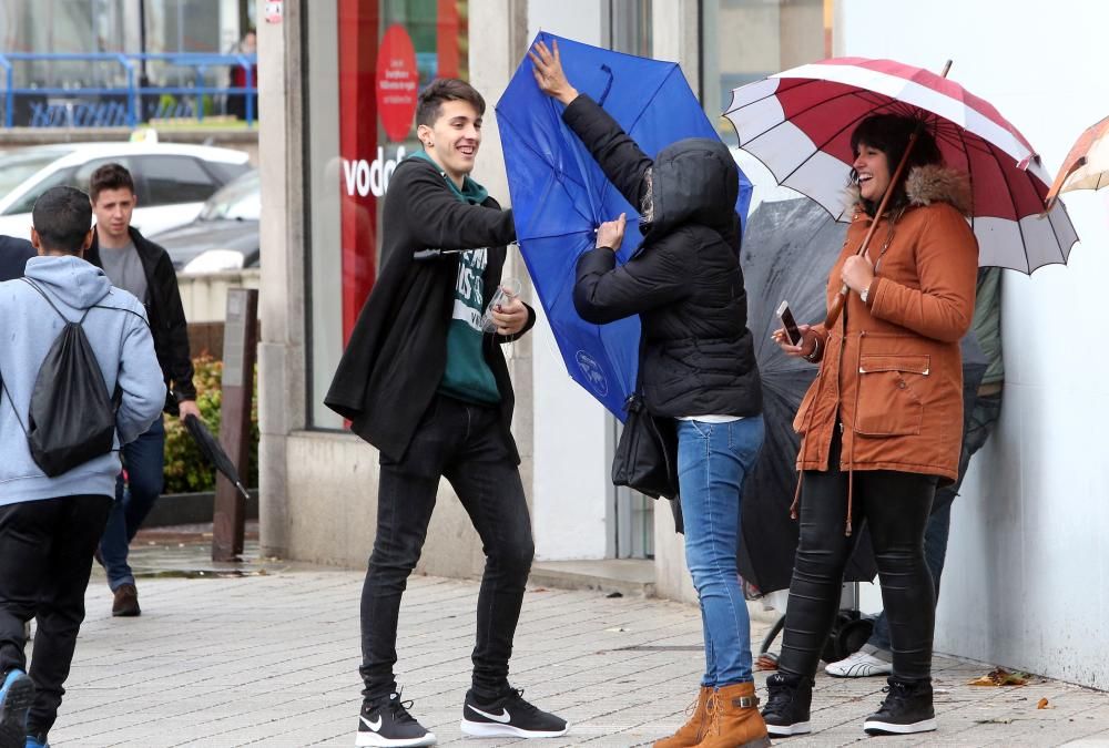 El viento y la lluvia marcaron la jornada de ayer en Vigo // Marta G. Brea