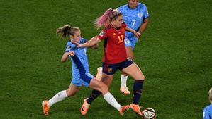 Sydney (Australia), 20/08/2023.- Georgia Stanway of England (L) and Alexia Putellas of Spain in action during the FIFA Women’s World Cup 2023 Final soccer match between Spain and England at Stadium Australia in Sydney, Australia, 20 August 2023. (Mundial de Fútbol, España) EFE/EPA/BIANCA DE MARCHI AUSTRALIA AND NEW ZEALAND OUT