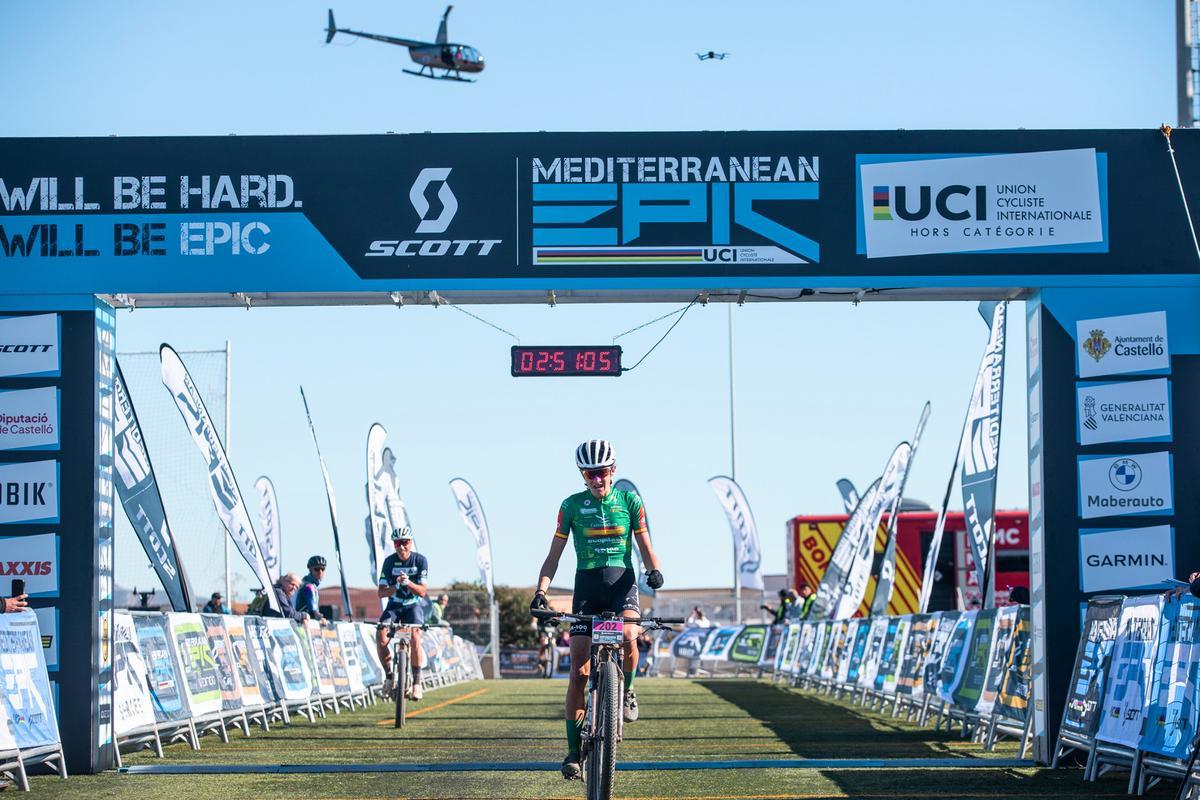 Natalia Fischer llega triunfadora a la meta.