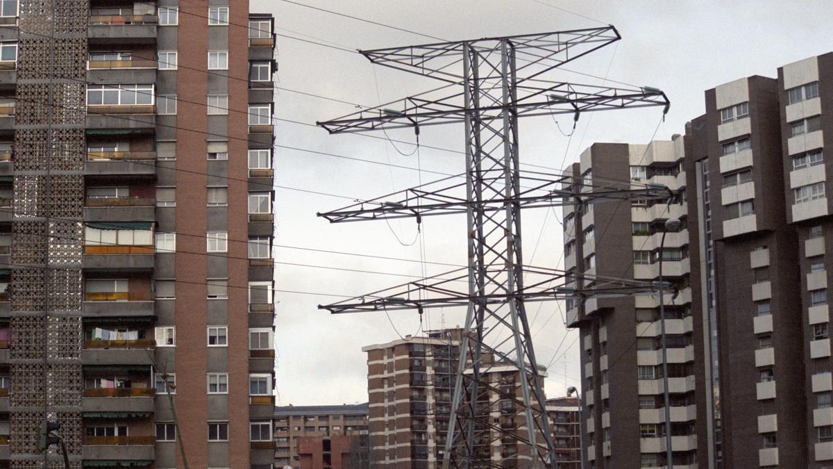 Una torre de tendido eléctrico.