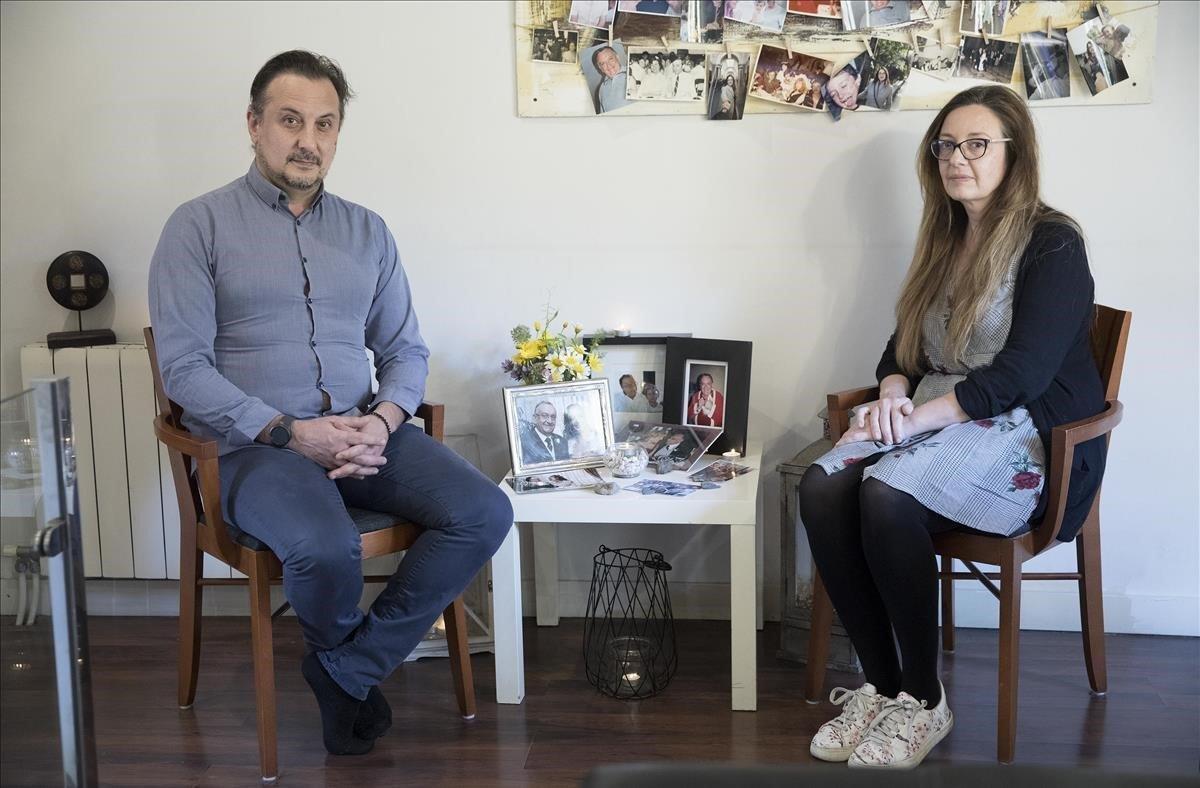 Juanma González y Marga Fernández, ante el altar en memoria del difunto Miguel Fernández.