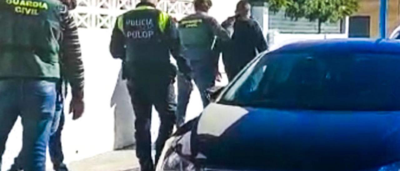 El detenido en el momento que es conducido por los agentes de la Guardia Civil.  | INFORMACIÓN