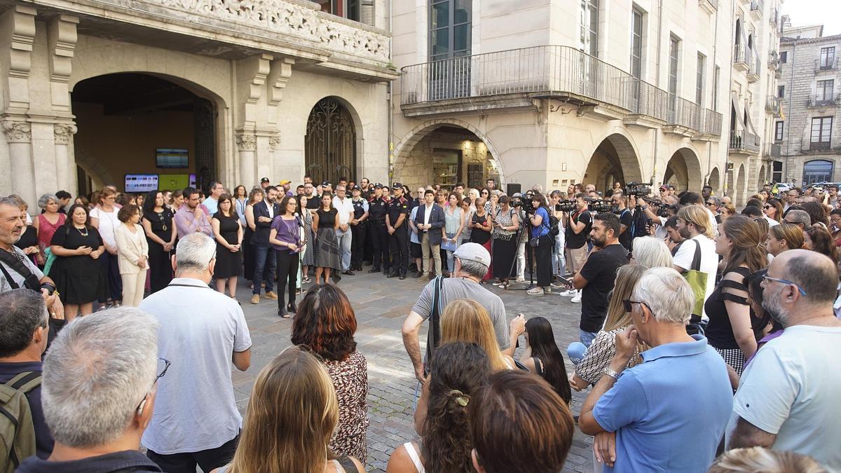 Minut de silenci pel feminicidi d’una jove de 27 anys a Girona que va consternar la ciutat.