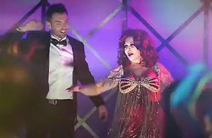 Sara Montiel promociona el seu fill Zeus col·laborant en un videoclip.