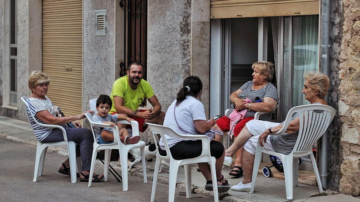 Nachbarn treffen sich im mallorquinischen Dorf Sant Joan zum sommerlichen „Palaver in der Abendfrische“. | FOTO: CATA JAUME