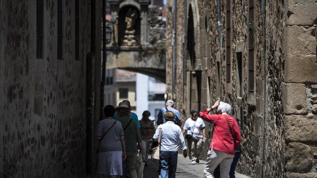 La llegada de turistas forma parte ya del paisaje cotidiano del casco histórico de Cáceres.