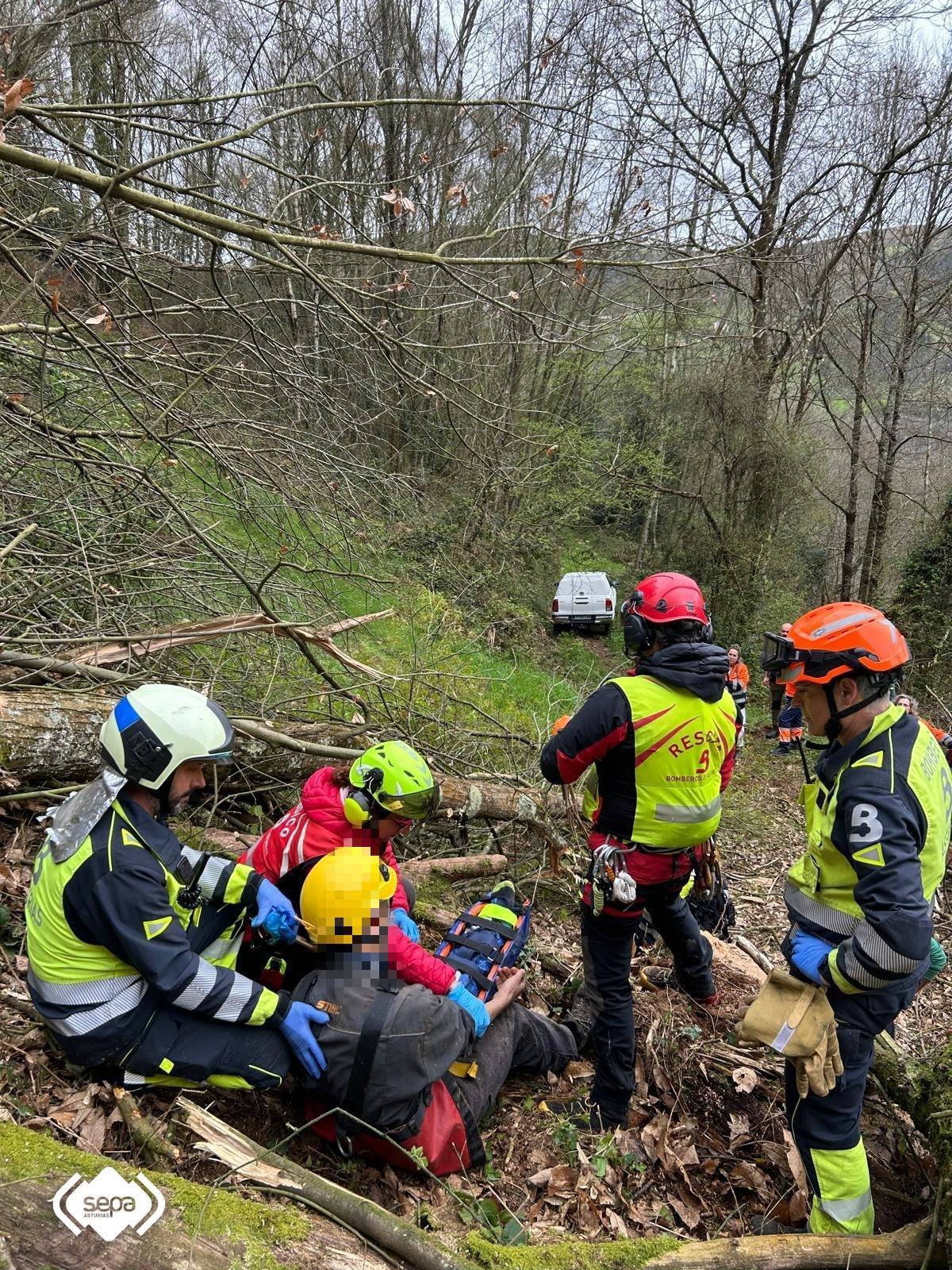 Los servicios de rescate atienden al herido.