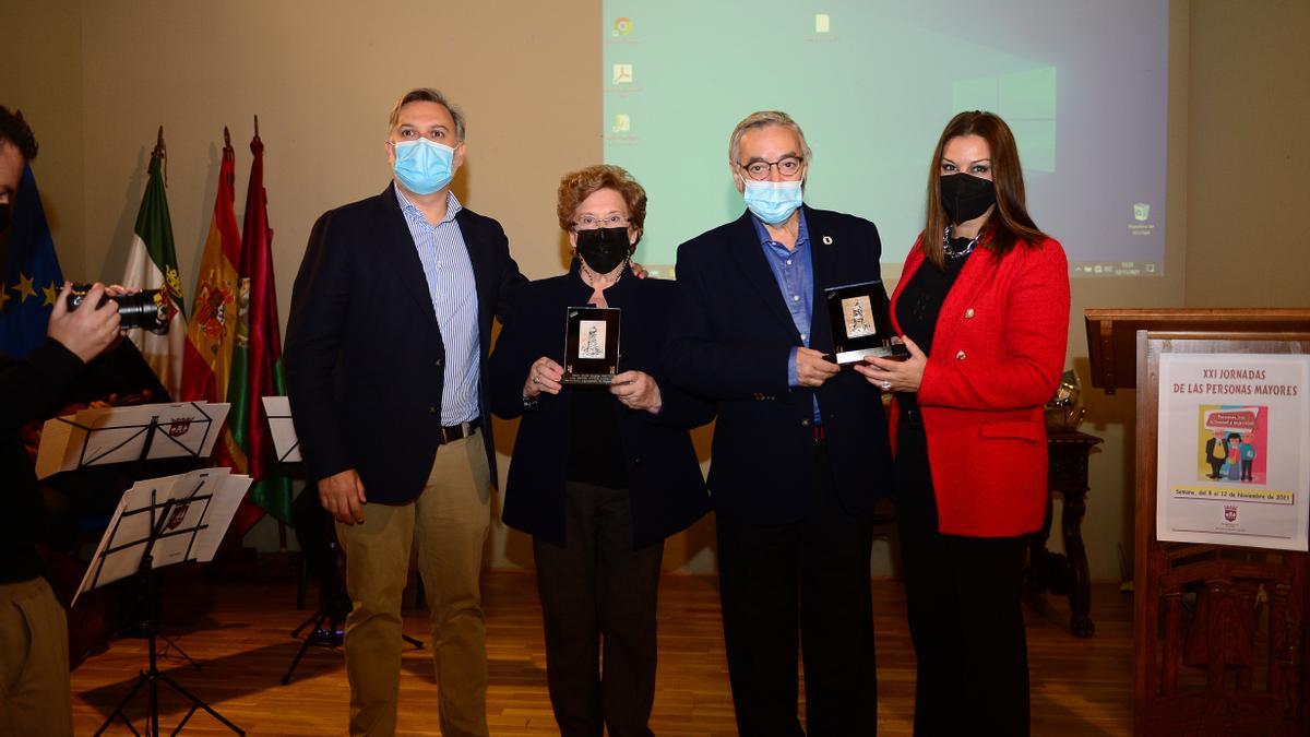 Los premiados, junto con el alcalde y la concejala de Mayores, Mayte Díaz.