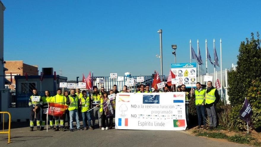 Protesta de trabajadores en la sede de Puçol.
