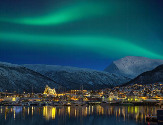 Tromso iluminado por una aurora boreal
