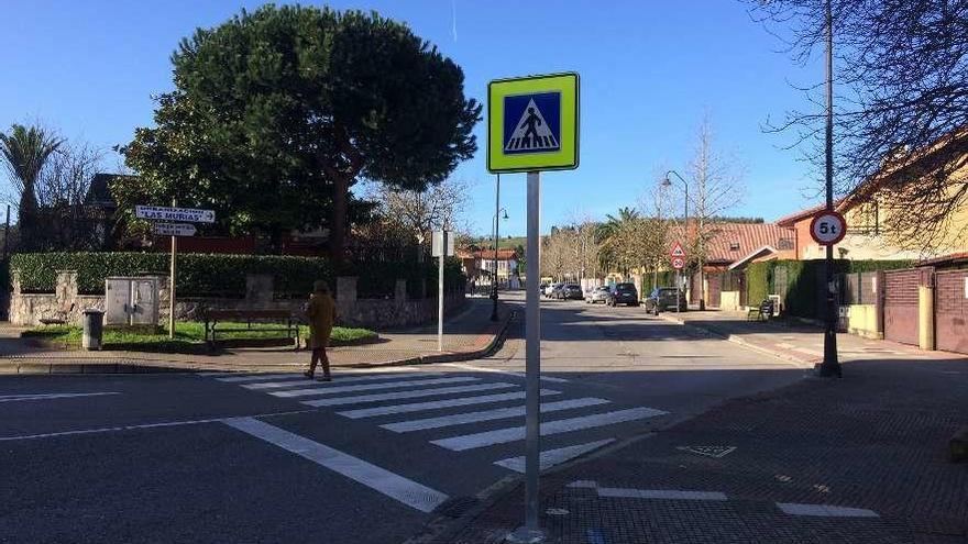 Nueva señal de paso de peatones en la intersección de las calles Gijón y Nuberu, en Piedras Blancas.