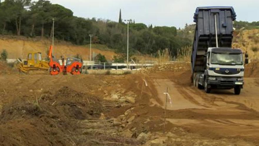 Les màquines han començat a realitzar moviments de terres.