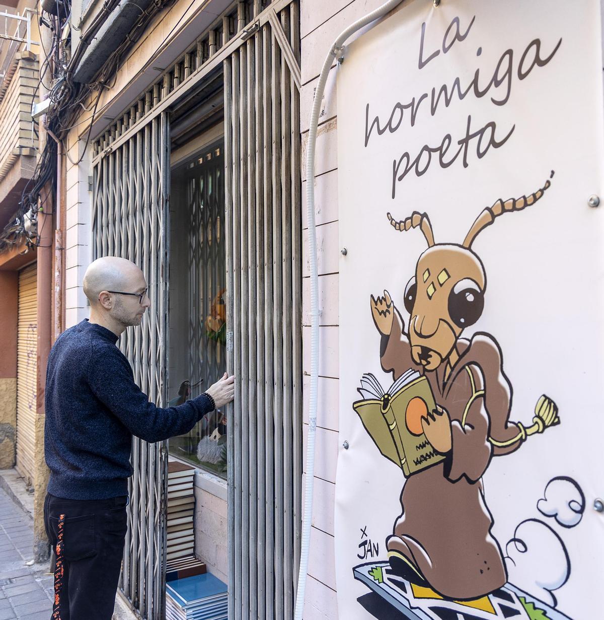 López, cerrando la puerta del local, donde seguirá almacenando los libros que vaya recibiendo.