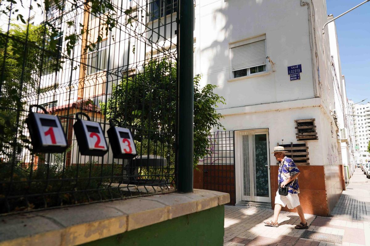 Varios candados enganchados en la barriada Sixto de la capital.
