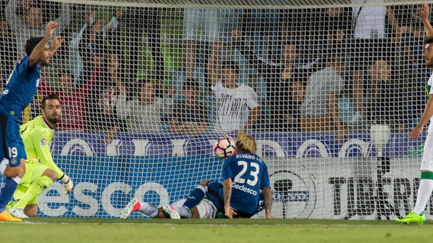 El alcoyano Jorge Molina celebra uno de sus goles contra el Elche