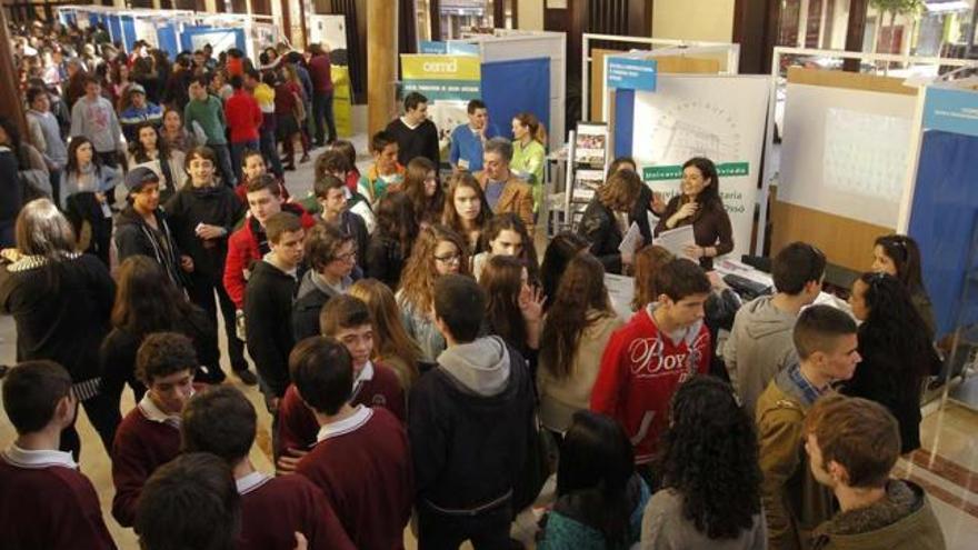 Los jóvenes asistentes a las Jornadas de orientación profesional, ayer, en el Auditorio.