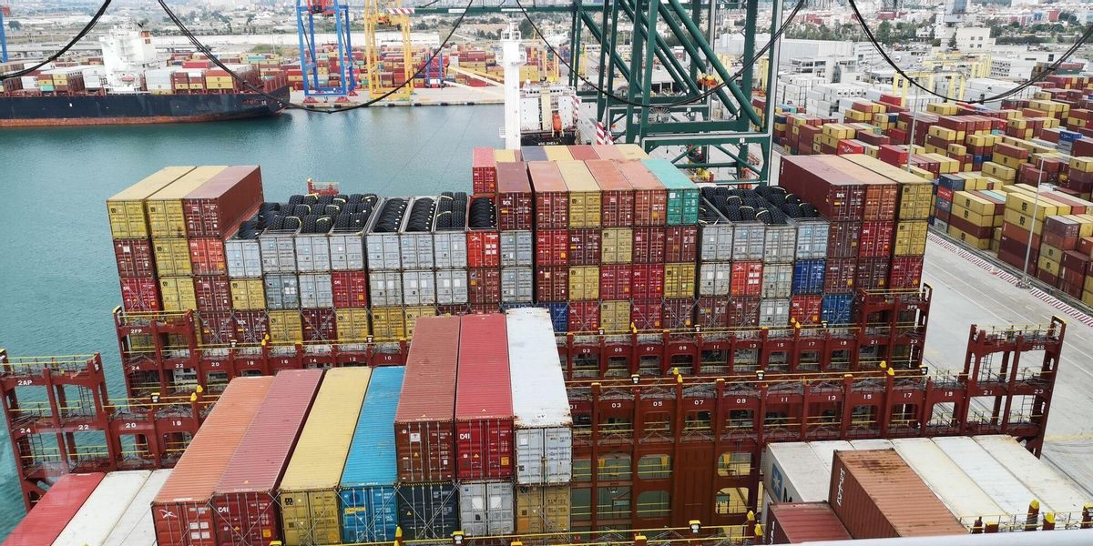 Contenedores en el puerto de València. PUERTO VALENCIA . TERMINAL DE CONTENEDORES . IMPORTACIONES . EXPORTACIONES