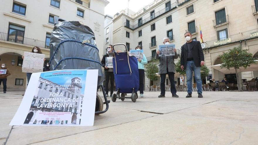 Protesta contra Ordenanza de Mendicidad y Prostitución en plaza Ayuntamiento Alicante