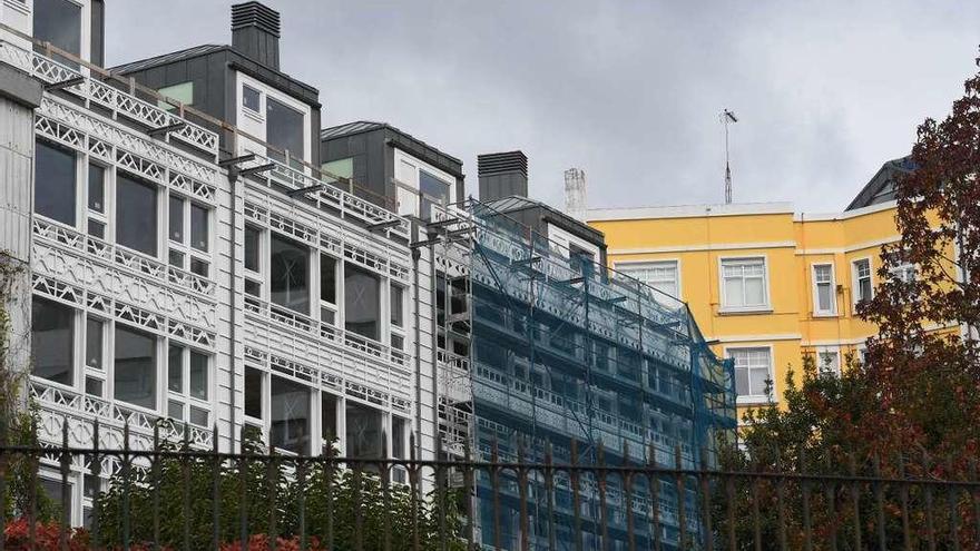 Ventanales del edificio de la calle Príncipe que miran al jardín del Palacio de Capitanía General.