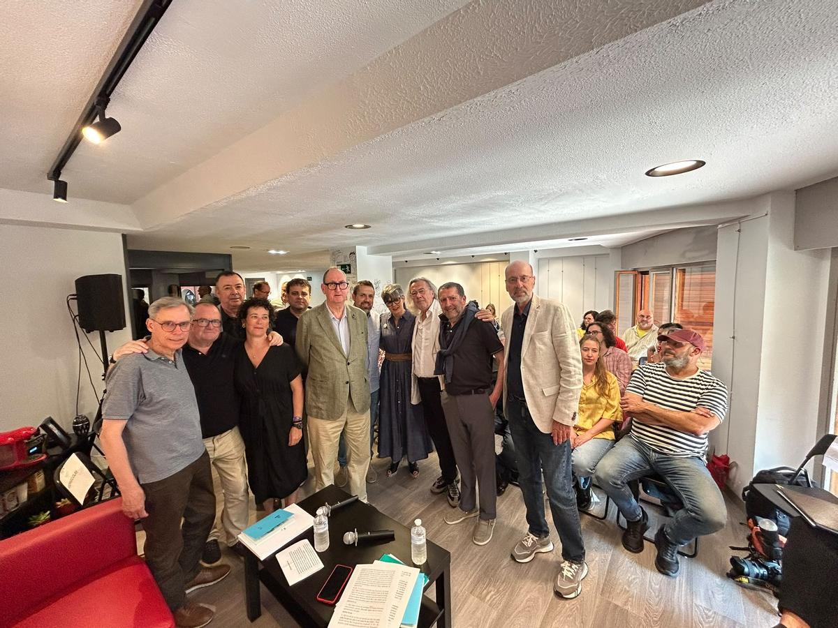 Por la izquierda, los integrantes de la Fundación “Aulas de las Metáforas” junto a componentes del jurado del “Círculo de la Calle Ulises”, Manuel García Rubio, Leopoldo Sánchez, José Luis Trabanco, Covadonga Santianes, Gustavo Adolfo Fernández, Jorge Ordaz, Diego García, Yasmina Álvarez, Fernando Beltrán, Fernando Fonseca y Javier Lasheras.