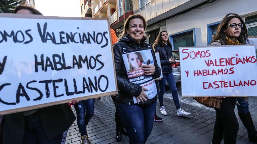 Protesta de padres contra la enseñanza en valenciano en Torrevieja.