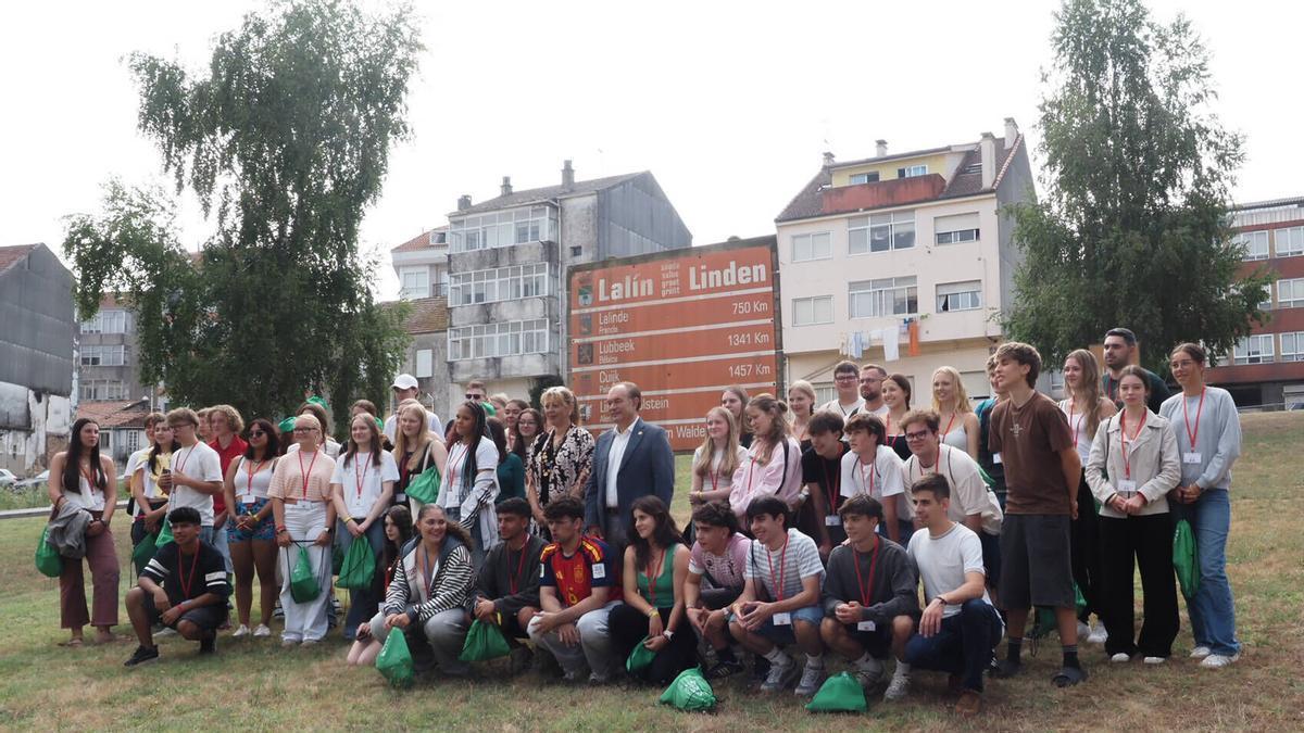Foto de familia de los participantes en el programa europeo y las autoridades locales en el parque dedicado a los Linden de Lalín.