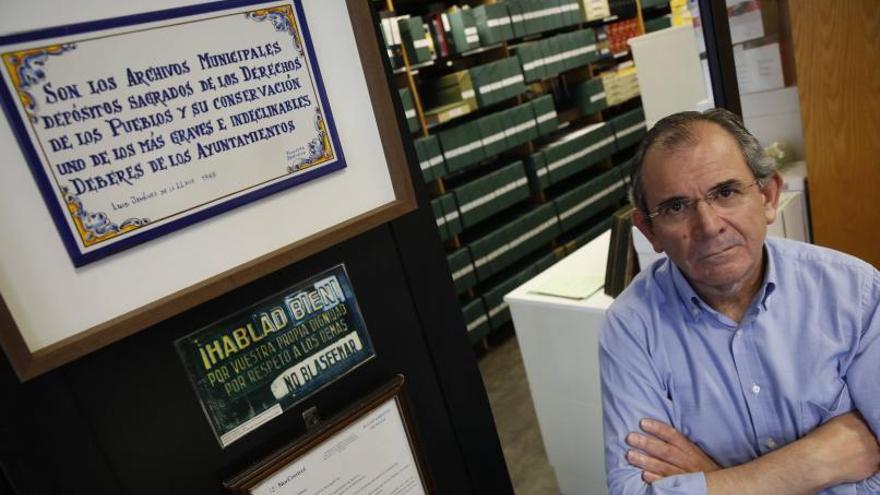 Eduardo Núñez, archivero municipal, se jubila: &quot;Me marqué crear la biblioteca de Gijón y ahora tiene 22.895 libros&quot;