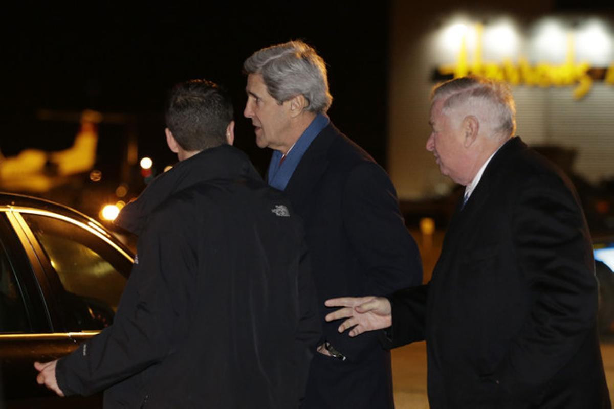 Louis Susman (dreta) rep el secretari d’Estat dels EUA, John Kerry, el febrer passat a Londres.