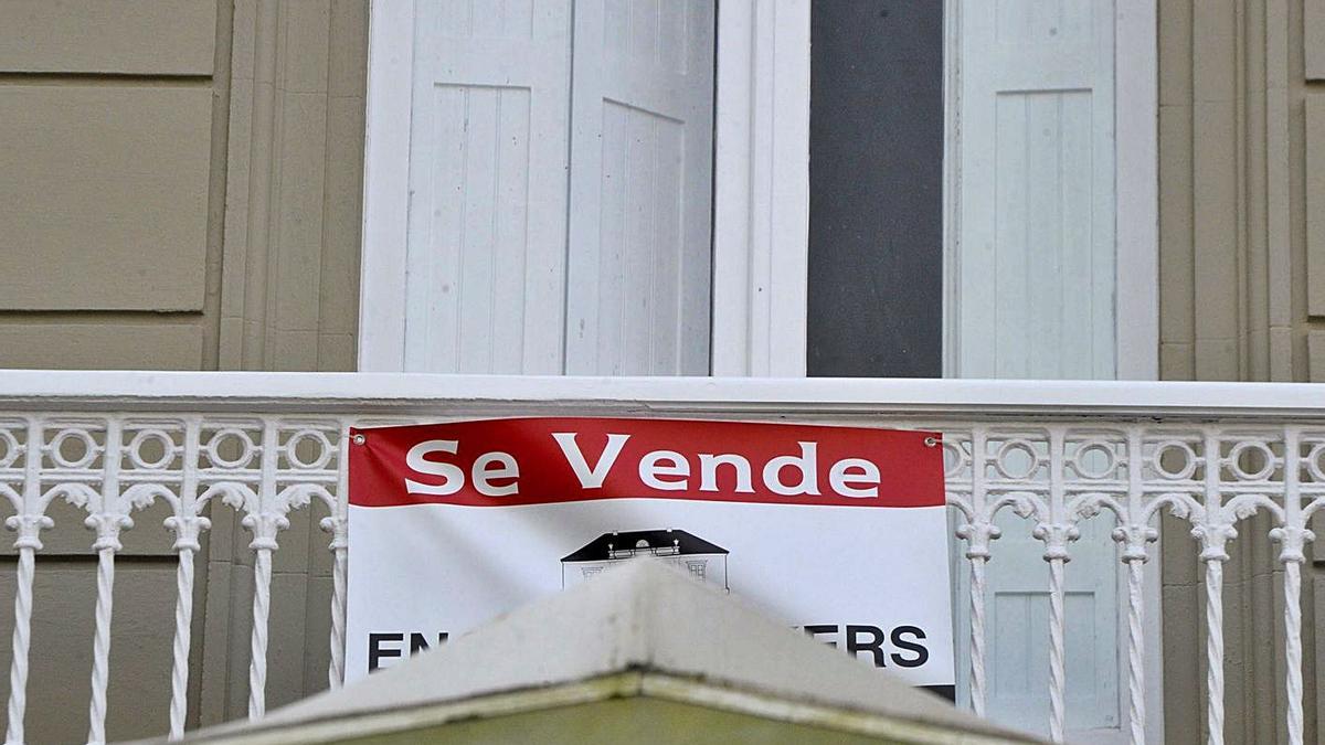 Cartel de ‘Se vende’ en la fachada de una vivienda. |   // VÍCTOR ECHAVE