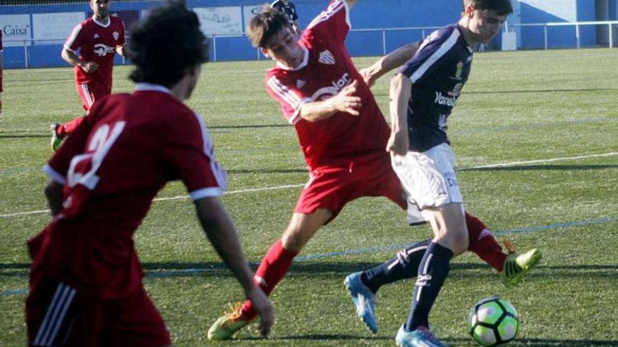 Matelo, autor del gol de la victoria, intenta deshacerse de un jugador del Sofán. // Bernabé/ Luismy