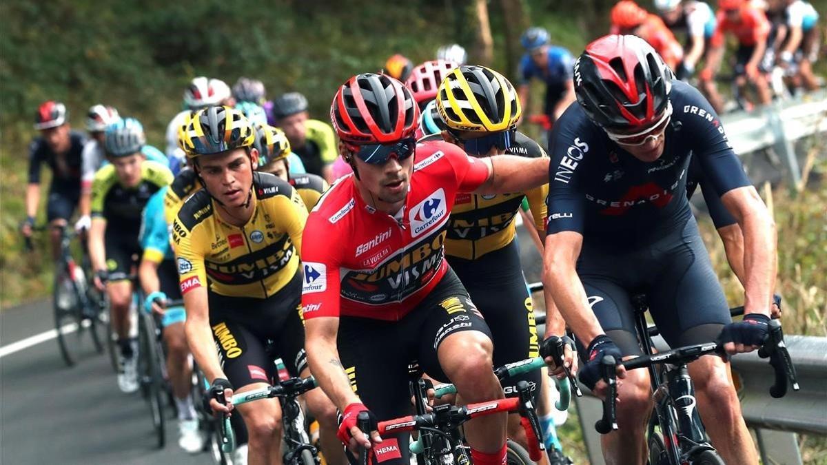 Los ciclistas Primoz Roglic (Jumbo-Visma) y Chris Froome (Ineos Grenadiers) durante la duodécima etapa de La Vuelta